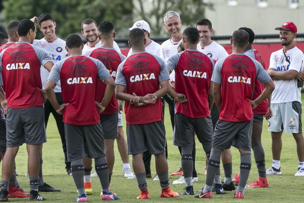 Time do técnico Tiago Nunes, ao centro, tem chances de terminar como líder geral da disputa. | Marcelo Andrade/Gazeta do Povo