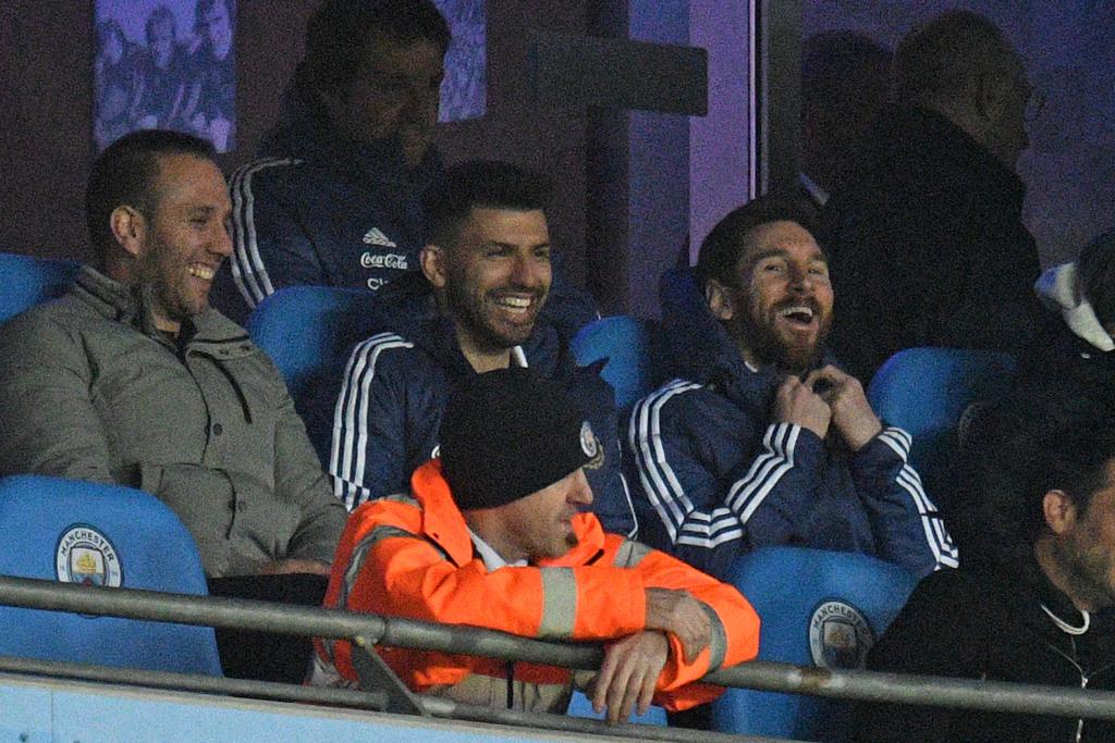 Com fadiga muscular, Messi viu do banco de reservas a vitória da Argentina sobre a Itália. | OLI SCARFF/AFP