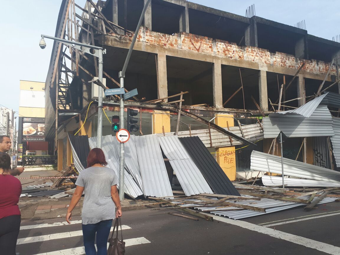 Parte da estrutura desabou na manhã desta quinta-feira | Angieli Maros/Gazeta do Povo