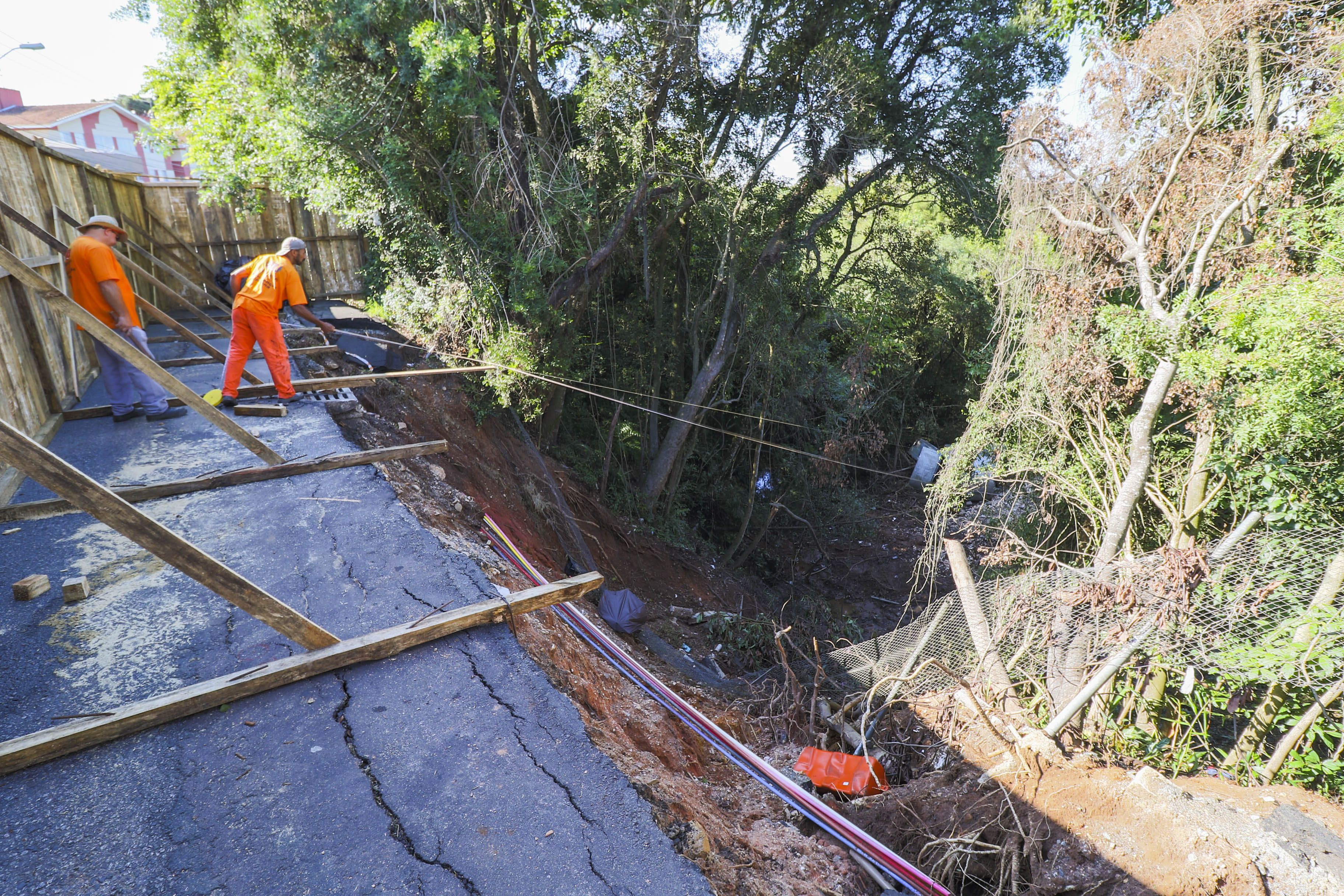 Primeira etapa será de limpeza do buraco na Rua João Dembinski. Na sequência, trânsito será fechado para a obra mais pesada. | Daniel Castellano/Prefeitura de Curitiba