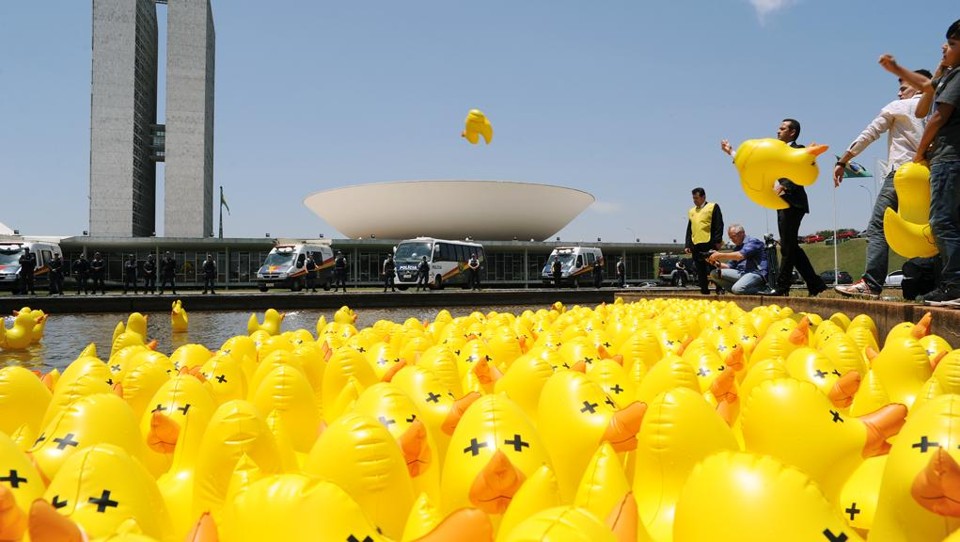 Patos infláveis levados pela Fiesp ao Congresso, em protesto contra aumento de impostos: entidade perdeu quase 15% da arrecadação com o fim do imposto sindical. | Lucio Bernardo Jr/Câmara dos Deputados