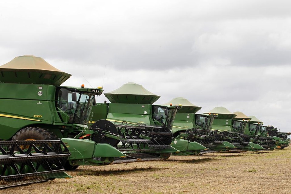 Na fazenda dos irmãos Fritzen, colheitadeiras aguardam o clima seco para começar os trabalhos na lavoura. | Daniel Caron/Gazeta do Povo