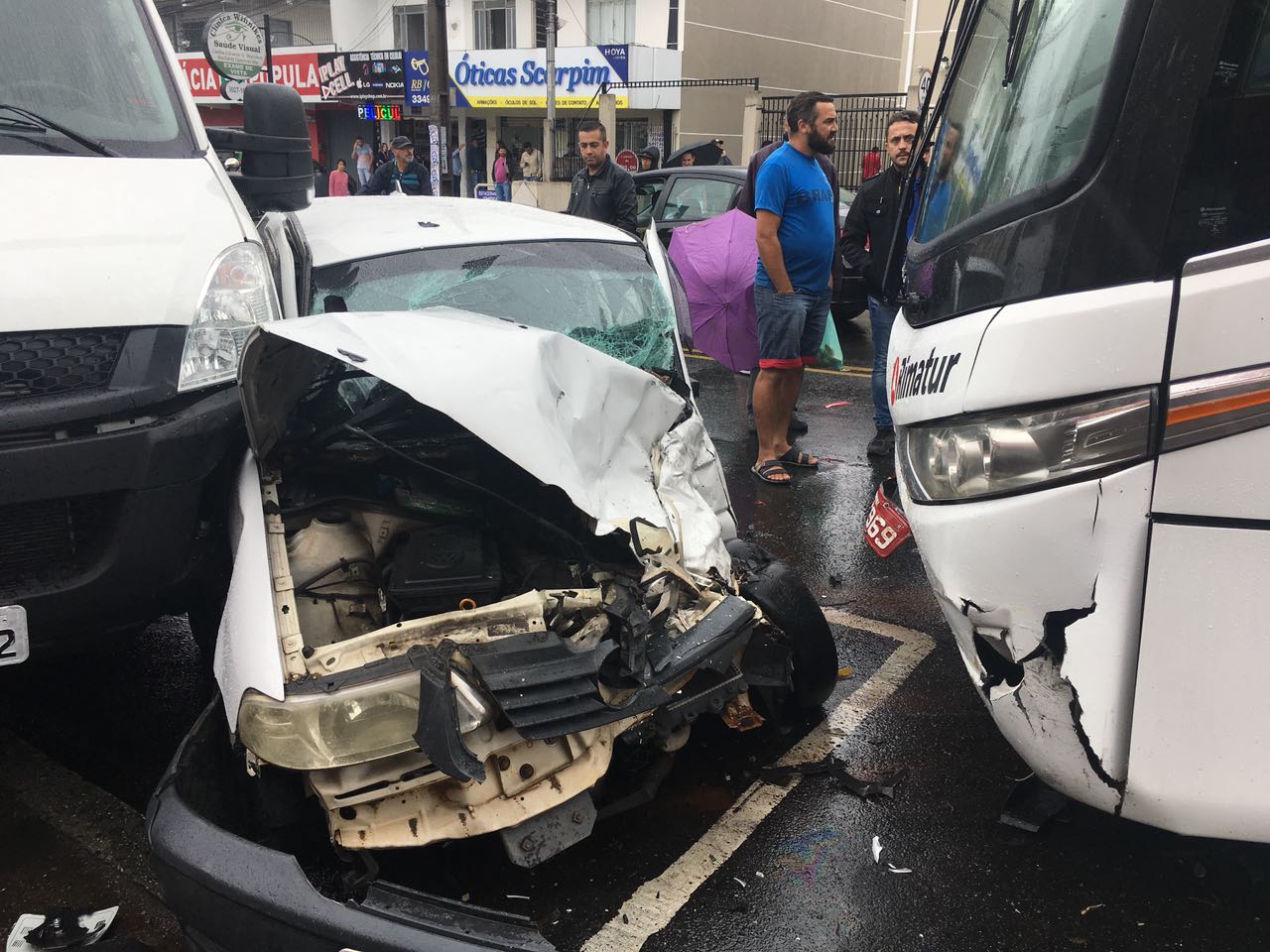 O ônibus não conseguiu realizar a conversão entre as Ruas Izaac Ferreira da Cruz e Tijucas do Sul | Talita Castro de Freitas/Colaboração