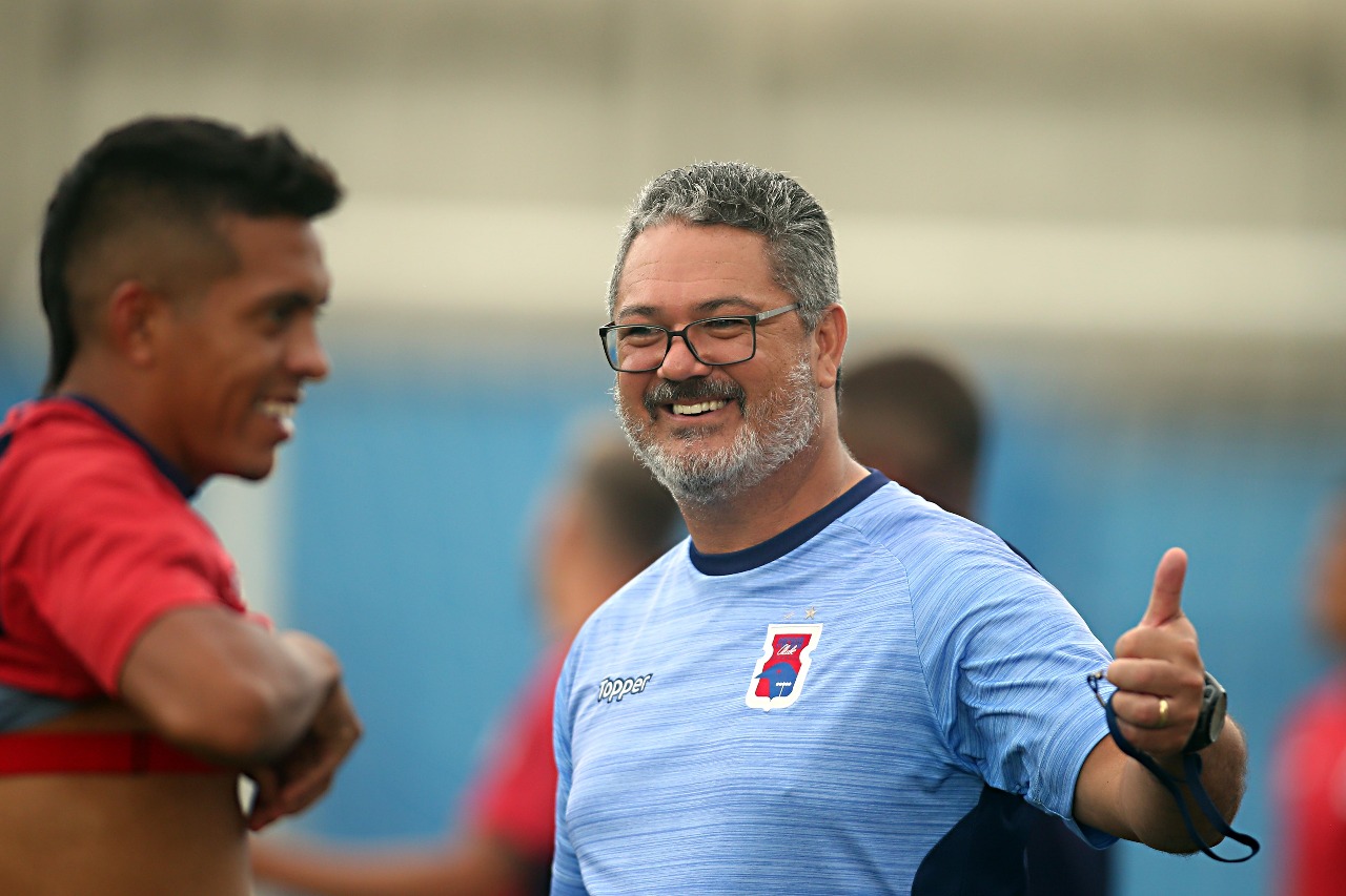 Igor, em segundo plano, e o técnico Rogério Micale: jogo decisivo para o Tricolor. | Albari Rosa/Gazeta do Povo
