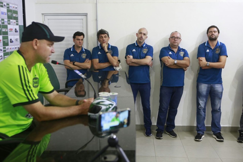 Presidente Samir Namur (mais a direita, ao lado dos outros integrantes da diretoria) acompanha a coletiva do técnico Sandro Forner. | Marcelo Andrade/Gazeta do Povo