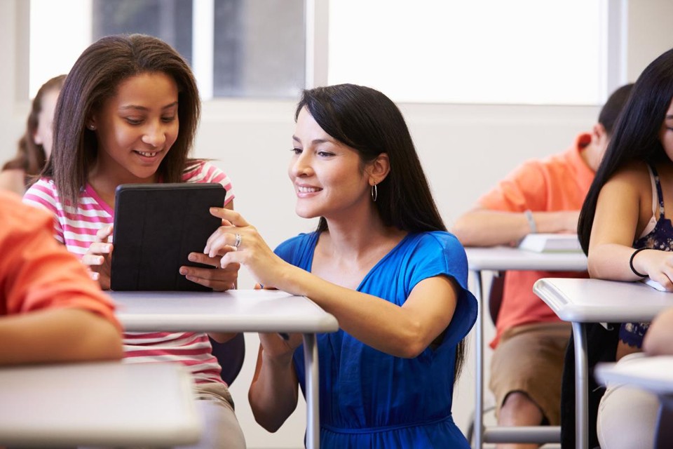 Ensinar crianças e adolescentes em sala de aula a diferenciar notícias e informações verdadeiras das falsas também passou a ser uma missão do professor | Bigstock