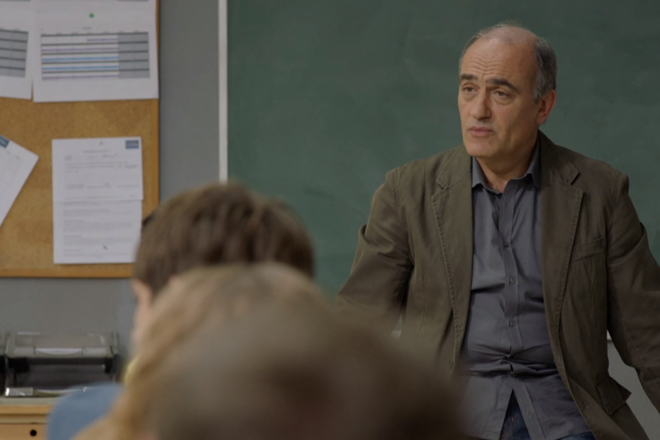 Os capítulos seguem a trajetória de um professor de filosofia chamado Merlí Bergeron, interpretado por Francesc Orella | Reprodução/Netflix