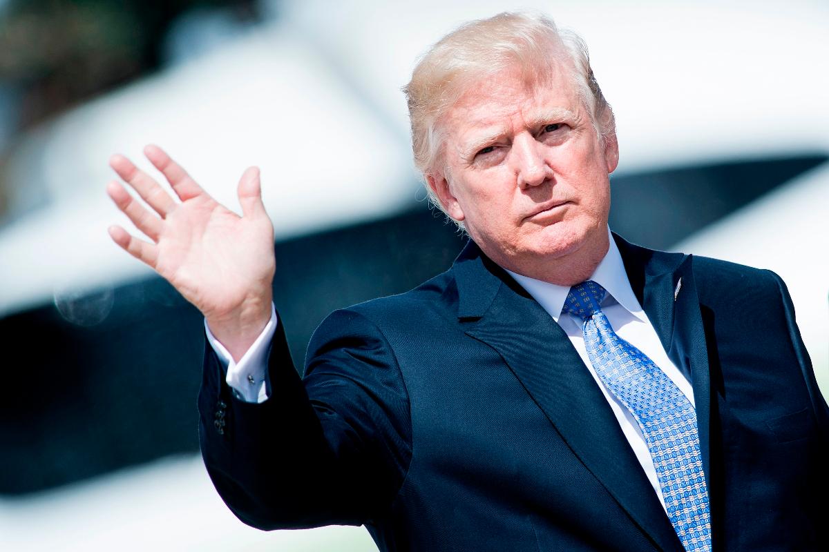 Donald Trump acena para fotógrafo. | Brendan SmialowskiAFP