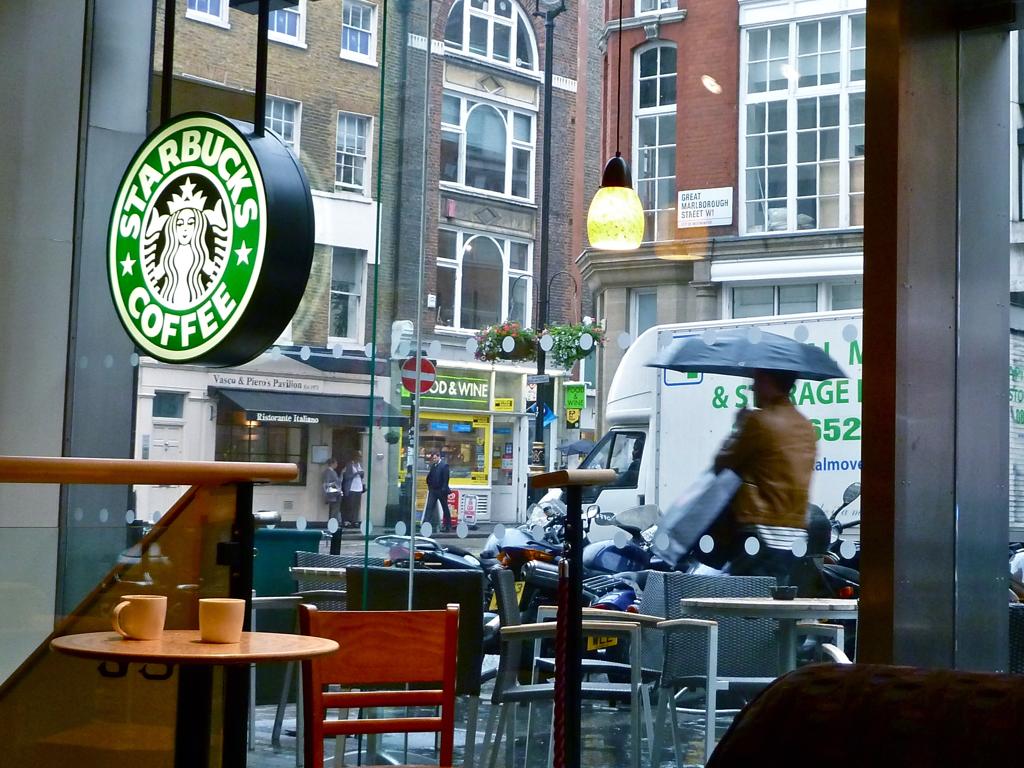 Interior de uma loja da Starbucks. | Magnus D/Flickr