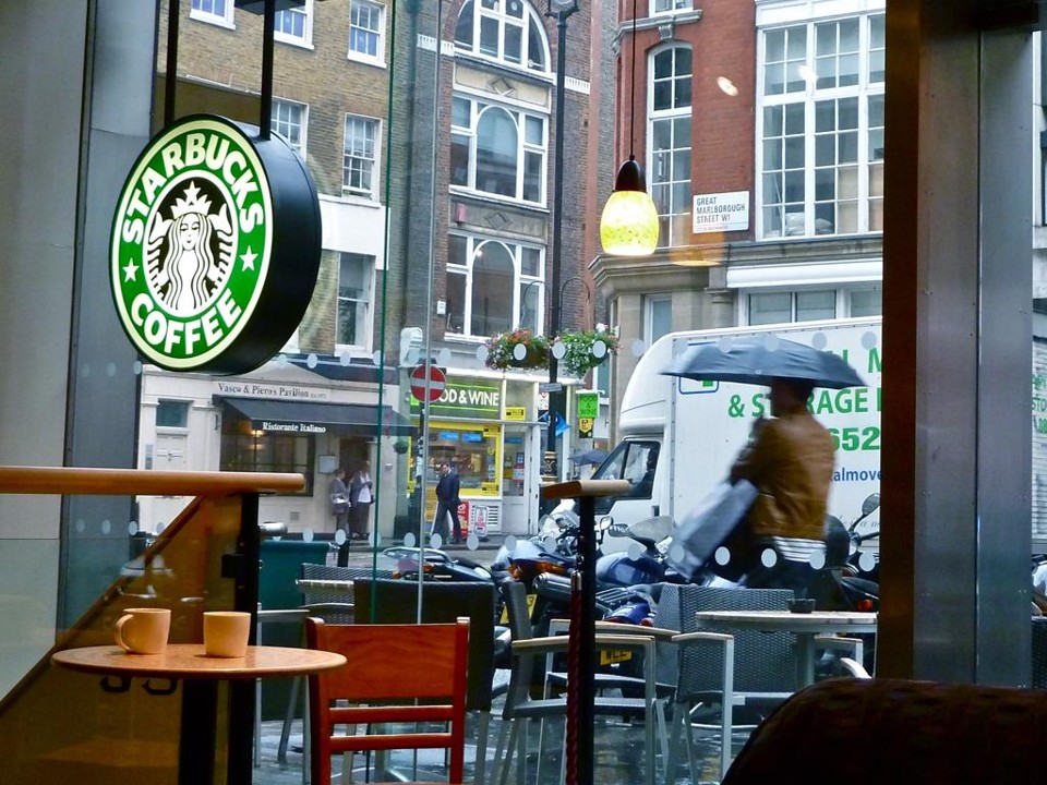 Interior de uma loja da Starbucks. | Magnus D/Flickr