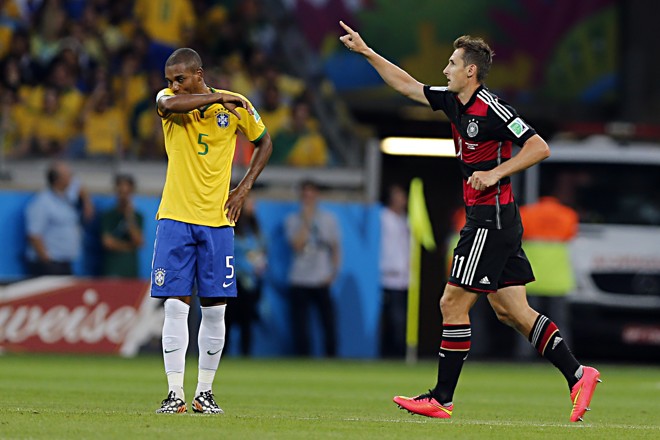 Fernandinho vê a festa de Klose no 7 a 1. | ALBARI ROSA