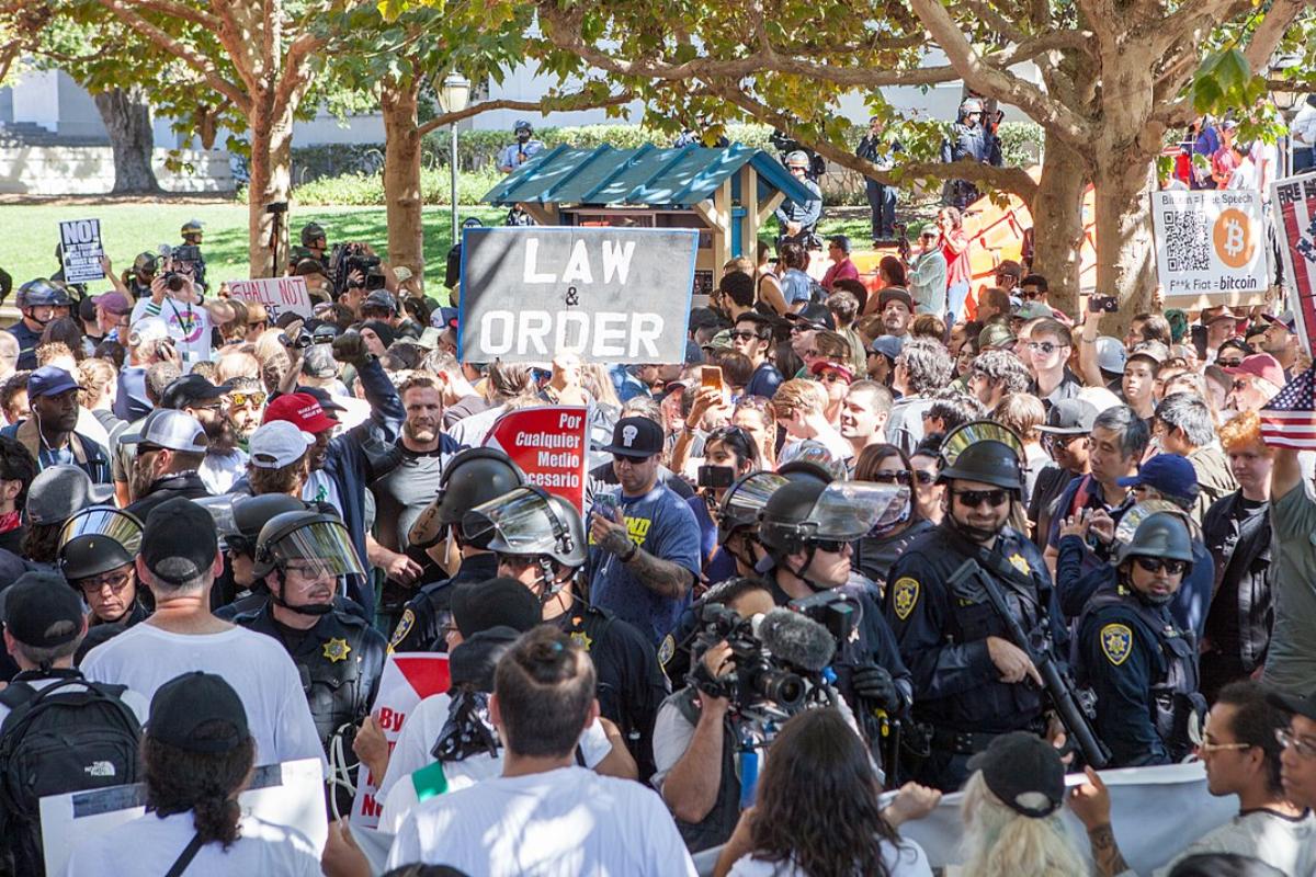 Protestos em Berkeley em 2017; instituição gastou cerca de U$800 mil em segurança. | Pax Ahimsa Gethen.