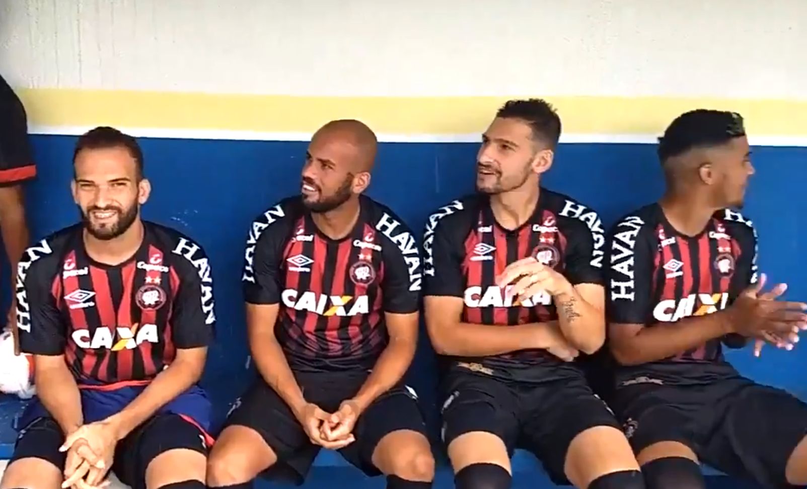 Atlético cedeu o uniforme para os jogadores do Paranavaí. | Reprodução/Twitter Atlético-PR