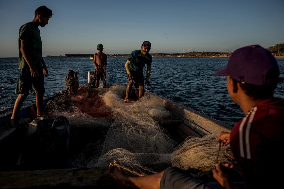 A cada derramamento – houve dezenas deles nas últimas três décadas, segundo os moradores – os pescadores são forçados a suspender o trabalho | MERIDITH KOHUTNYT