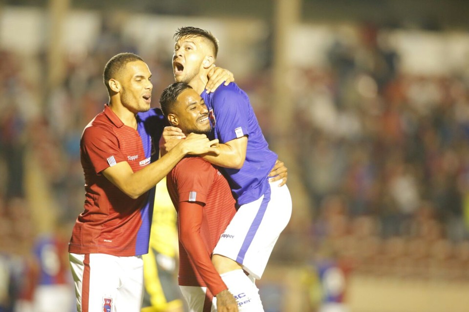 Sem espaço no Inter, atacante desencanta no Paraná de Micale Diego (centro) recebe o abraço dos companheiros ao marcar contra o Cascavel. | /Lineu Filho/Gazeta do Povo