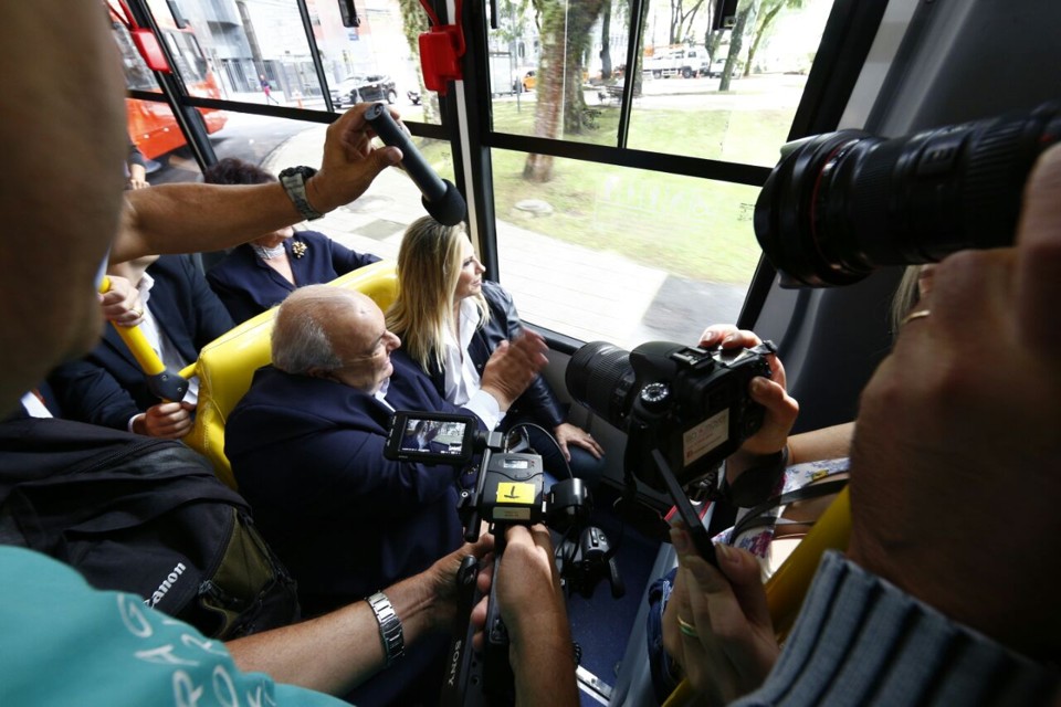 Prefeito Rafael Greca cumpriu a promessa de acenar para as “senhoras da Praça do Japão” na chegada do Ligeirão. | Aniele Nascimento/Gazeta do Povo