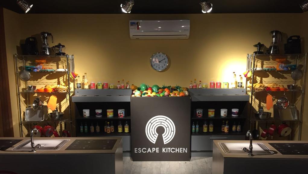 Sala Escape Kitchen, da unidade do Escape 60 em Curitiba: espaço que permite que uma equipe jogue contra a outra simula um reality show culinário em que todos os participantes foram envenenados por um ex-competidor . | Divulgação/Escape 60