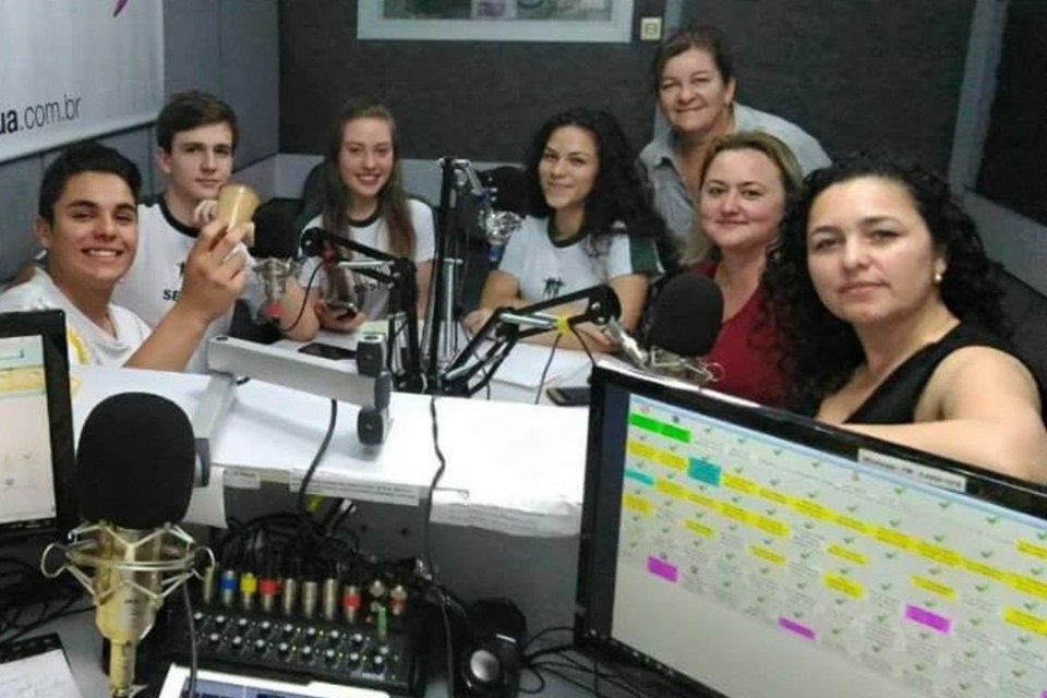 Nas ondas mágicas do rádio Durante o segundo semestre de 2017, alunos do SESI de Irati participaram da produção de um programa de rádio | Divulgação