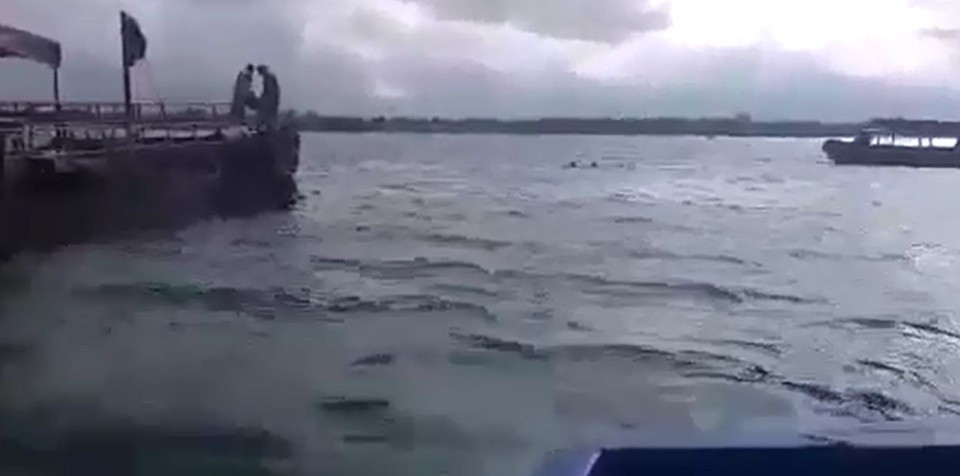 Lancha naufraga entre Paranaguá e a Ilha do Mel; assista ao vídeo do resgate | Reprodução/
