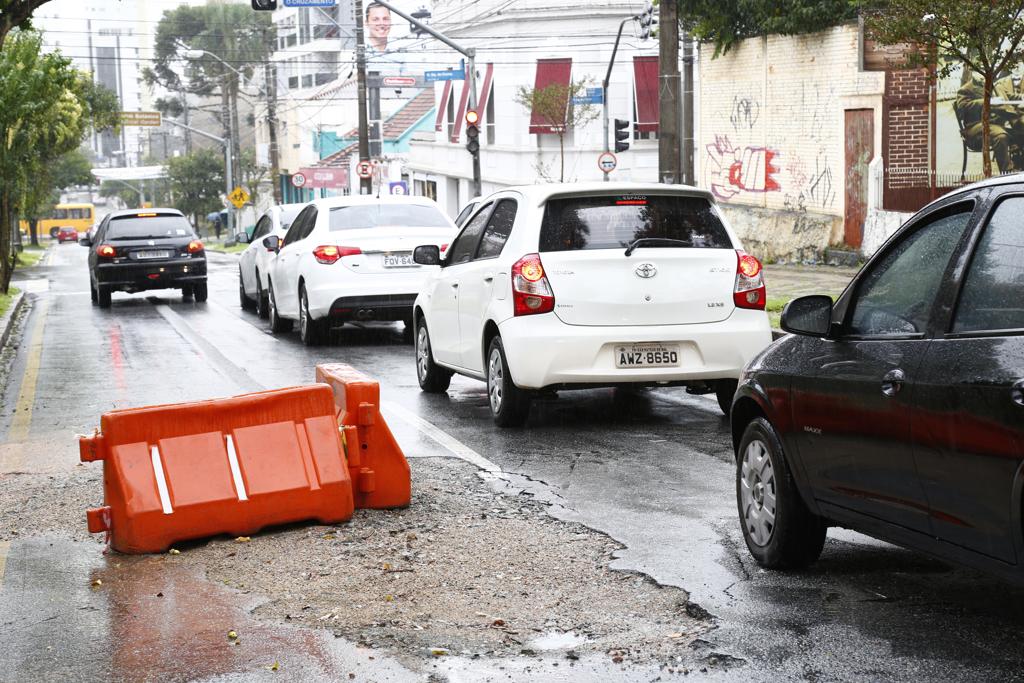 Buraco interdita uma das vias da Rua Barão de Antonina, no bairro São Francisco. | Aniele Nascimento/Gazeta do Povo