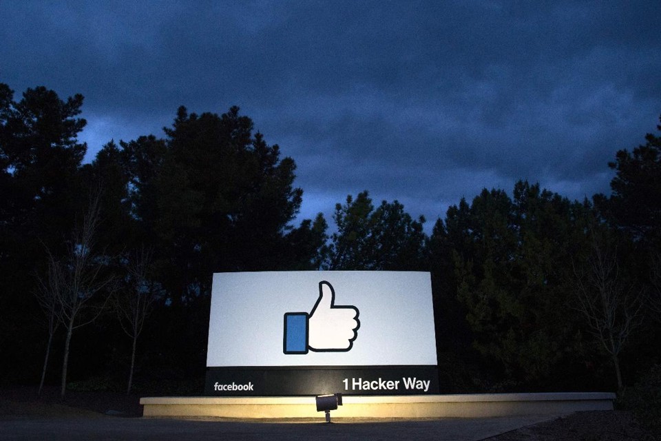 O presidente-executivo do Facebook disse ontem que a rede social errou e que passará por mudanças | JOSH EDELSON/AFP