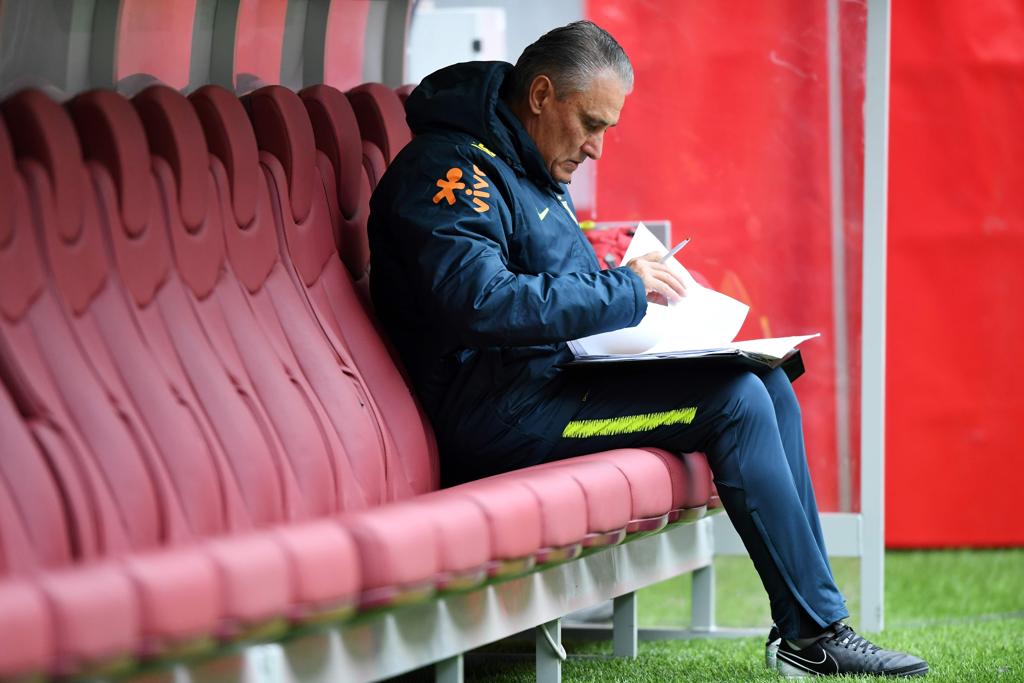 Tite durante trabalho no estádio Olímpico de Berlim. | KIRILL KUDRYAVTSEV/AFP