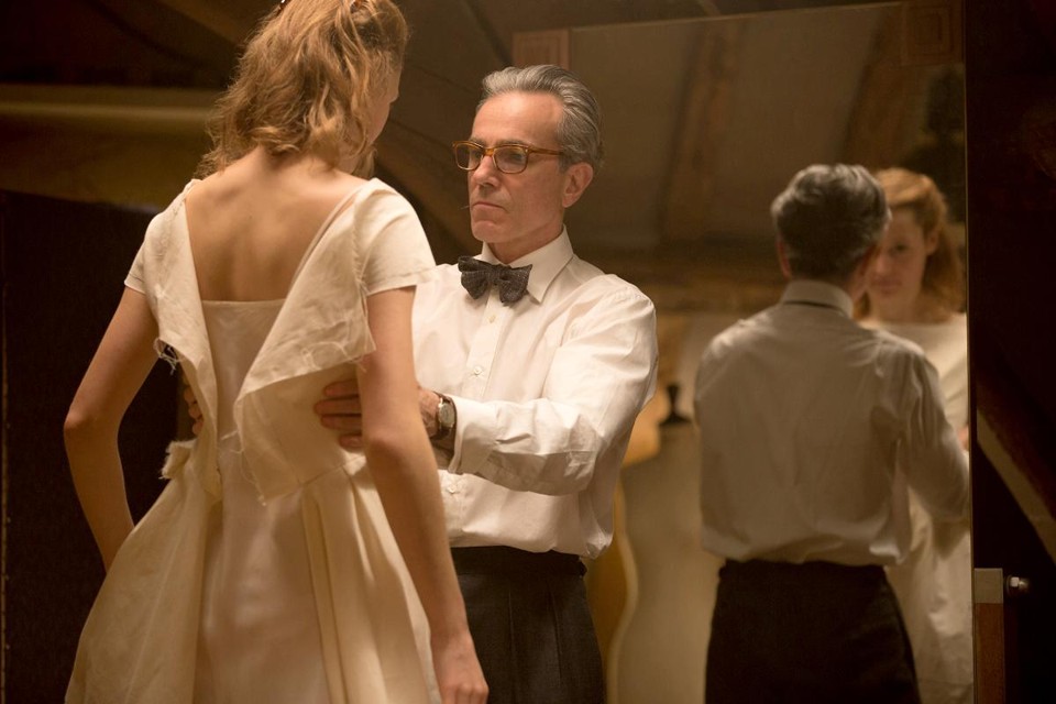 “Trama Fantasma”: o ápice da excelência de Paul Thomas Anderson “Trama Fantasma” é a segunda parceria de Anderson com o ator Daniel Day-Lewis (D), que interpreta um celebrado estilista de moda | Laurie SparhamFocus Features