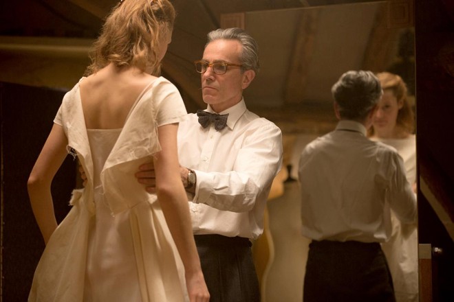 “Trama Fantasma” é a segunda parceria de Anderson com o ator Daniel Day-Lewis (D), que interpreta um celebrado estilista de moda | Laurie SparhamFocus Features