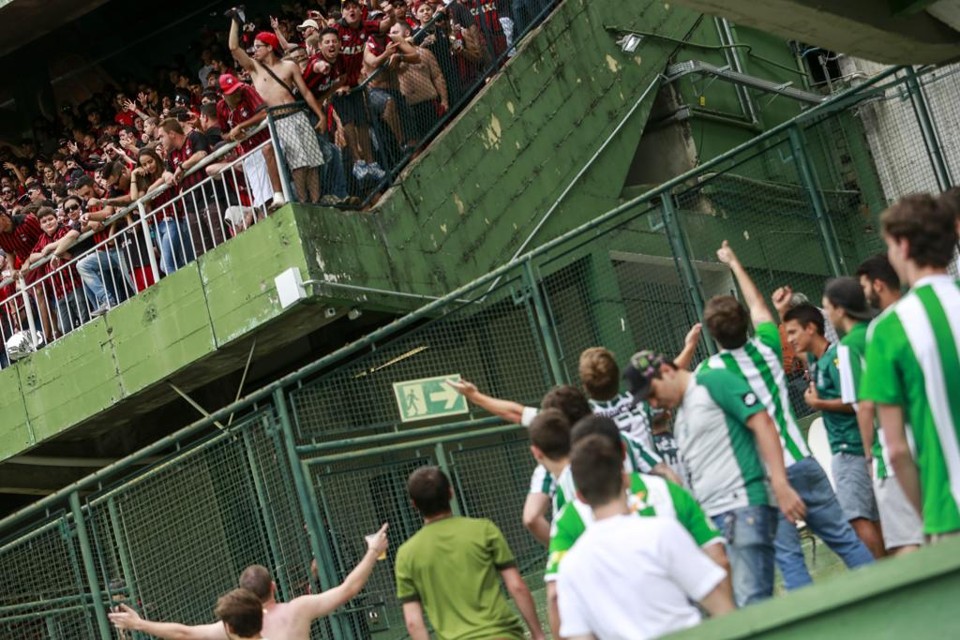 Brigas entre torcidas do Coritiba e do Atlético no jogo no dia 4 de fevereiro. | Marcelo Andrade/Gazeta do Povo