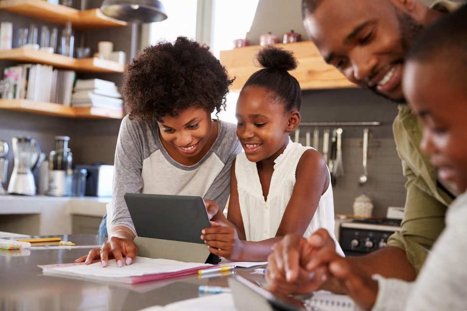 A aproximação casa-escola é importante desde os primeiros anos da vida escolar da criança até a chegada à vida adulta | Bigstock