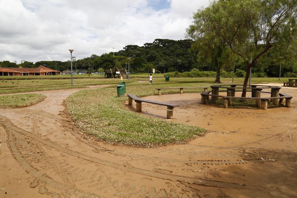 Parque Barigui foi tomado pela lama | Aniele Nascimento/Gazeta do Povo