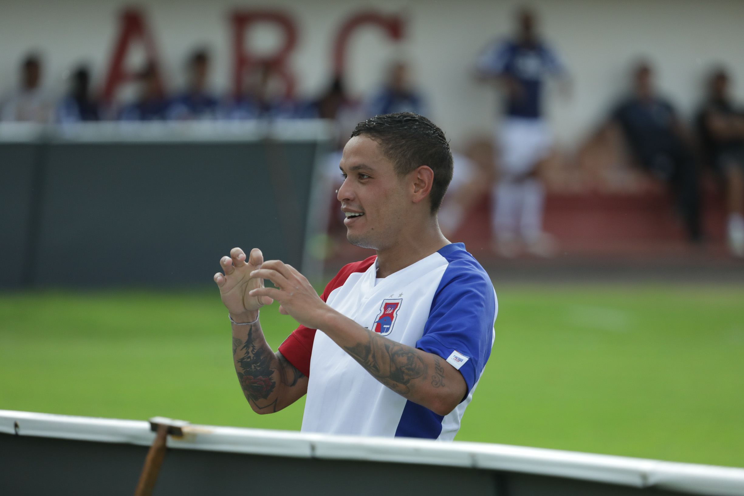 O meia Carlos Eduardo esboça um ‘coraçãozinho’ para a câmera de tevê após o golaço que abriu a vitória do Tricolor. | Kiko Sierich/ Gazeta do Povo