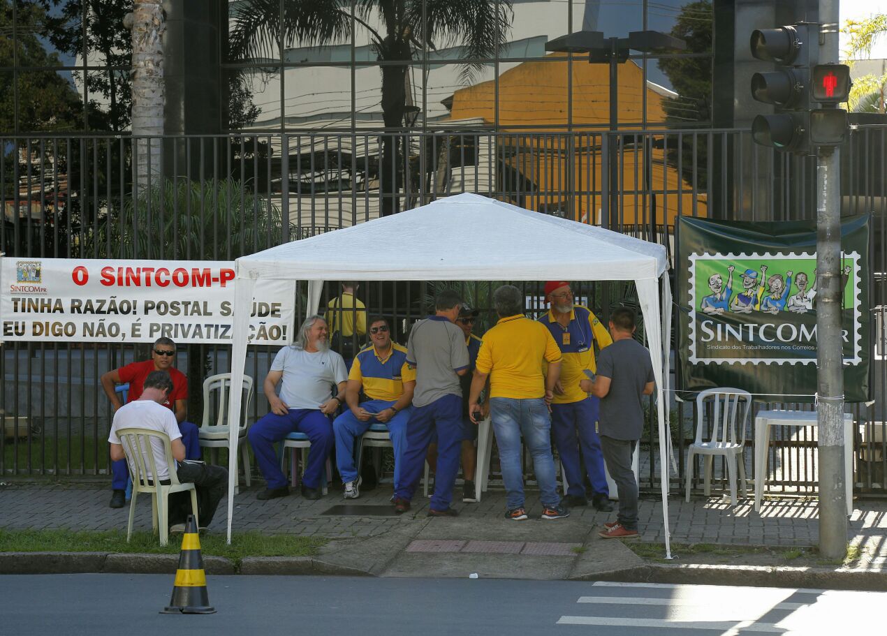 Grevistas em frente à sede administrativa dos Correios na Rua João Negrão, no Centro de Curitiba. | Aniele Nascimento/Gazeta do Povo