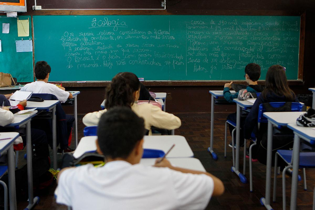 Garantir que crianças e jovens aprendam e que o façam na idade certa requer um enfrentamento do problema que ainda está longe de acontecer. | Albari RosaGazeta do Povo