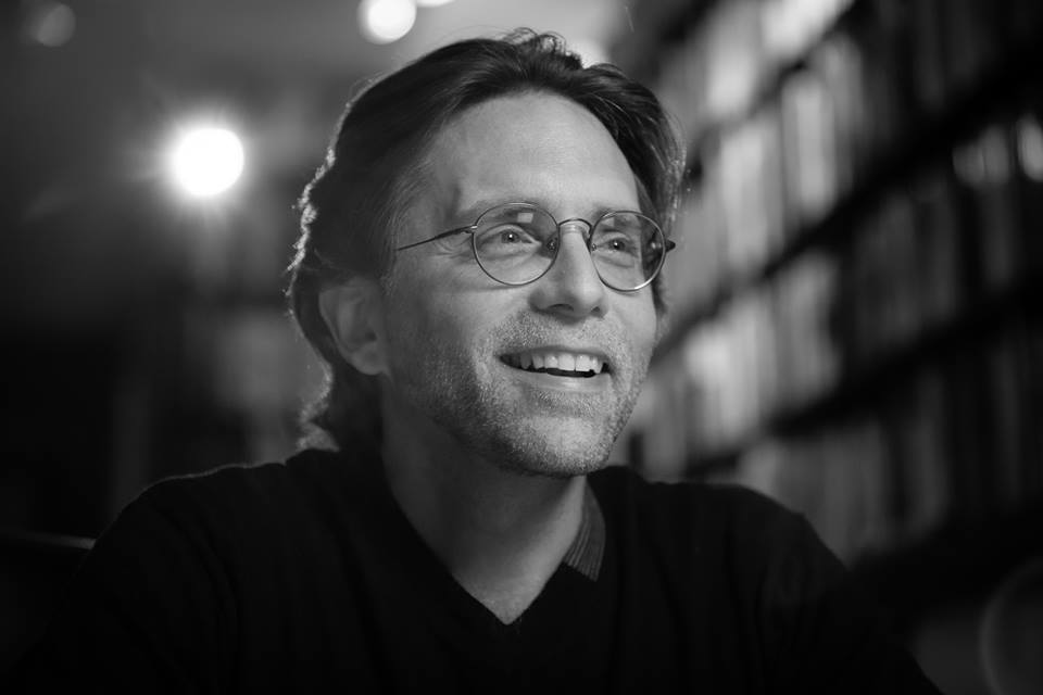 Keith Raniere, da seita Nxivm, foi detido no México, em um condomínio de luxo, onde vivia com várias escravas sexuais | Reprodução/Facebook