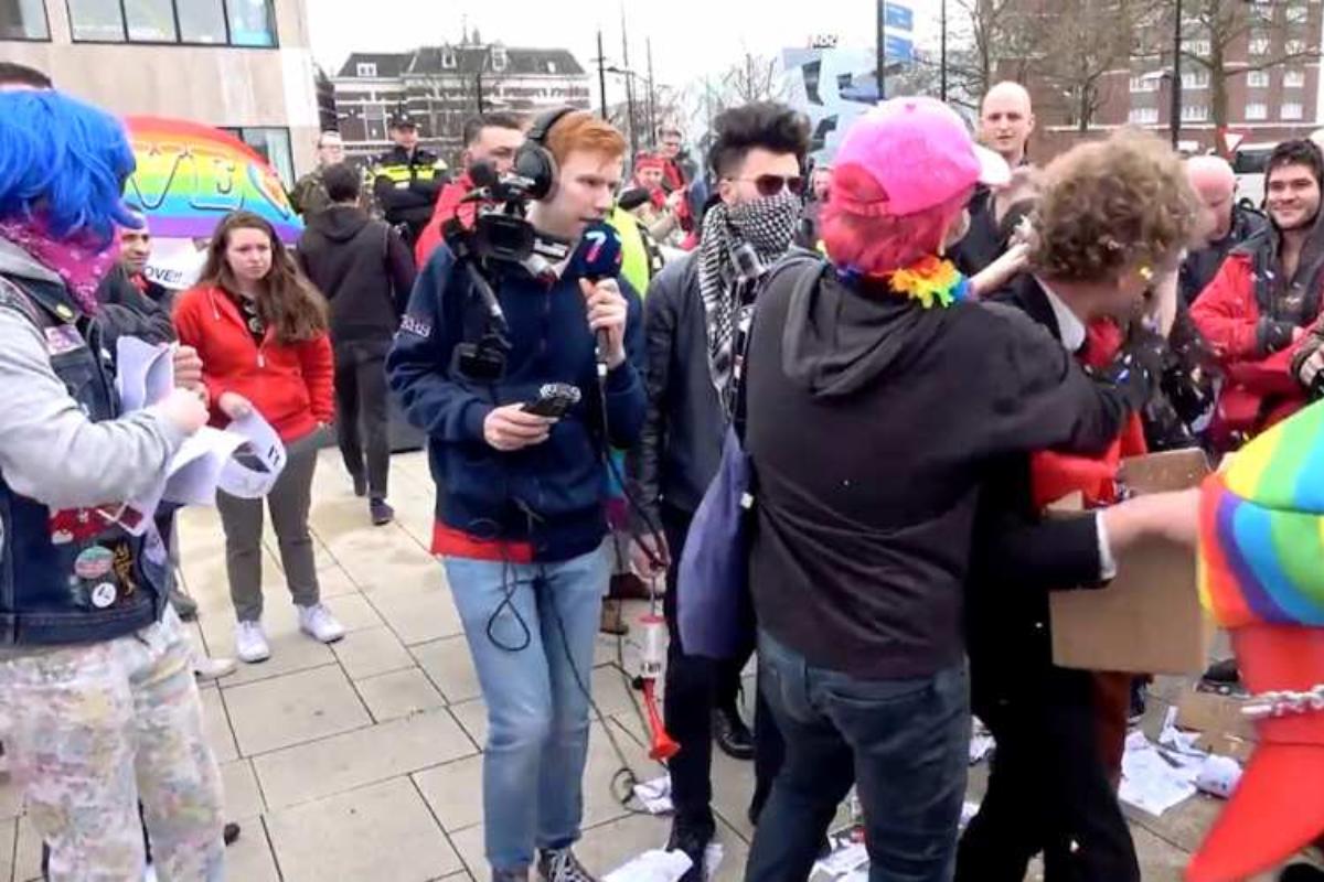 Em um vídeo publicado no Youtube, é possível ver algumas pessoas do movimento LGBT jogando purpurina nos olhos dos manifestantes de maneira agressiva | Reprodução/Youtube
