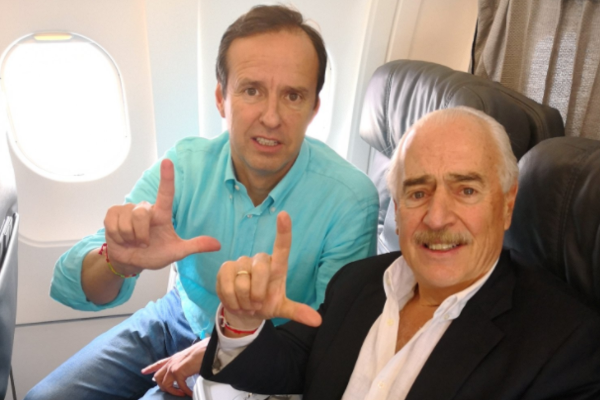 Pastrana publicou uma foto em que ele e Quiroga estão a bordo de um avião fazendo um "L" com os dedos para expressar a palavra "liberdade" | Reprodução