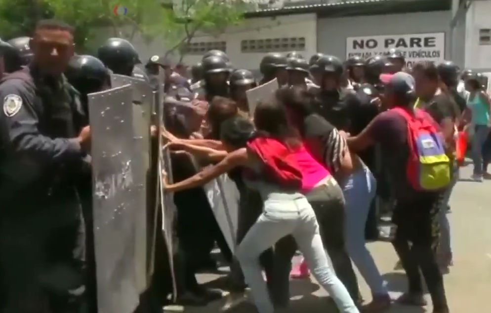 Familiares dos presos tentam furar bloqueio de policiais para conseguir notícias | Reprodução /You Tube