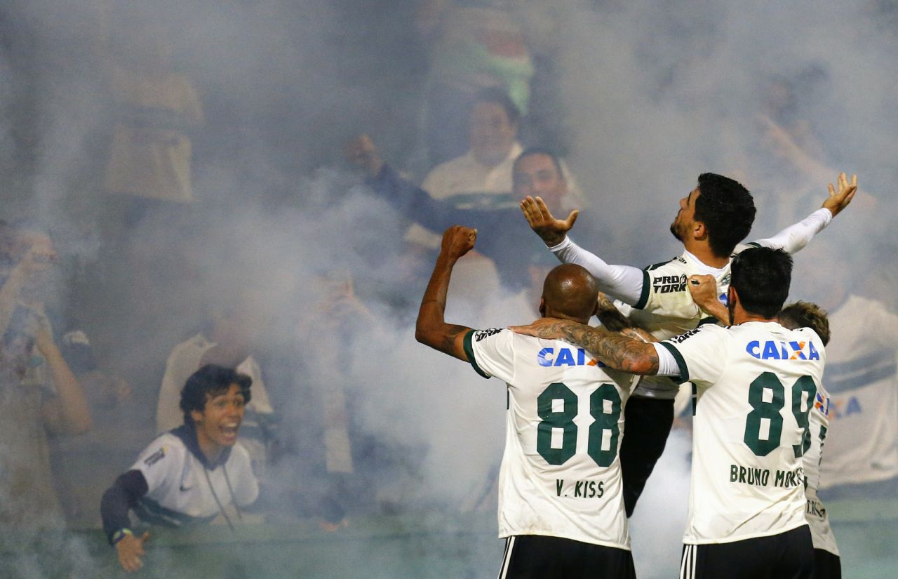 Kady comemora com a torcida o primeiro gol do Coritiba. | Jonathan Campos/Gazeta do Povo/