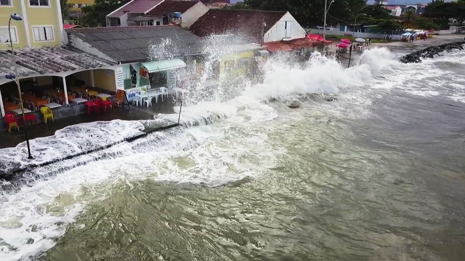 Ondas invadem calçada em Matinhos. | Colaboração / Almir Alves/Matinhos Agora