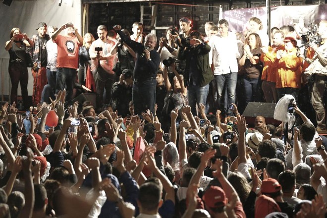 Lula discursou na Praça Santos Andrade, em 28 de março, ao encerrar sua caravana pelo Sul e poucos dias antes de ser preso. A praça será palco do primeiro ato unificado das centrais sindicais em um 1.º de maio | Jonathan Campos/Gazeta do Povo