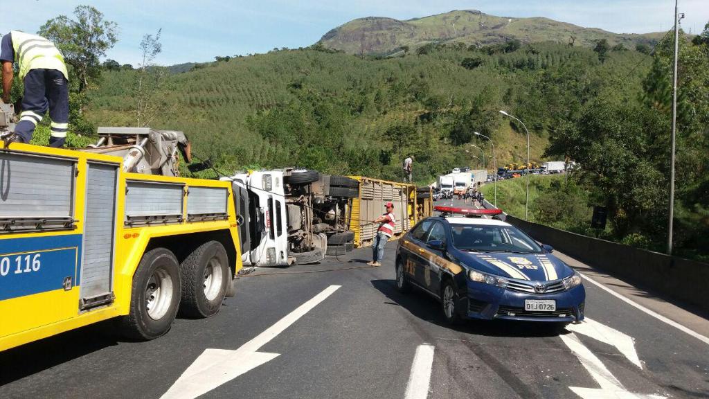 Caminhão tombado na BR-116 entre SP e Curitiba | PRF/Divulgação