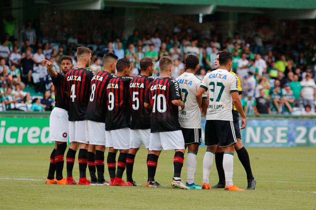 Julio Rusch bateu por cima da barreira atleticana para marcar de falta. | GISELE PIMENTA/ESTADÃO CONTEÚDO