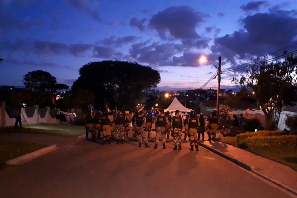 Advogado de Lula acredita em reversão da prisão do ex-presidente Ato político próximo à Polícia Federal se encerrou neste domingo (8) em Curitiba, mas deve continuar amanhã | Mariana BalanGazeta do Povo