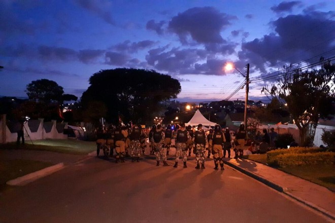 Ato político próximo à Polícia Federal se encerrou neste domingo (8) em Curitiba, mas deve continuar amanhã | Mariana BalanGazeta do Povo