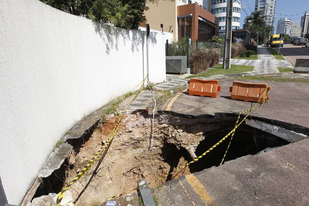 Buraco tem aproximadamente quatro metros de diâmetro e cerca de 30 metros de profundidade | Felipe Rosa/Tribuna do Paraná