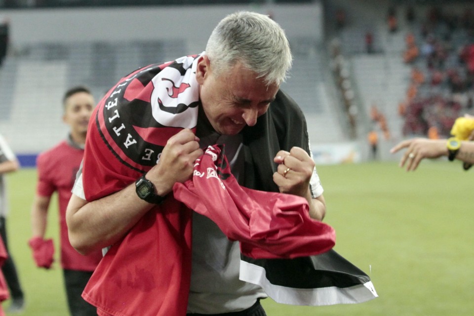 Tiago Nunes comemora título no Atlético e descarta ser auxiliar de Diniz Técnico Tiago Nunes comemora o título atleticano. | Albari Rosa/Gazeta do Povo/