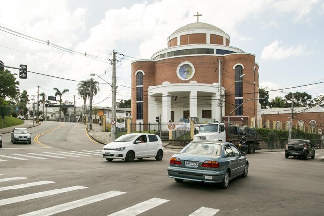 Bombeiros tiveram que arrebentar cadeado da igreja Divino Espírito Santo para as mulheres saírem. | Marcelo Andrade/Gazeta do Povo