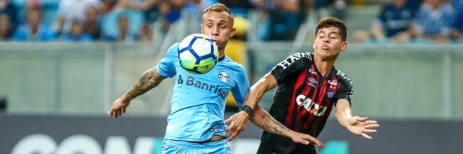 Rossetto disputa a bola com Everton | Lucas Uebel/Lucas Uebel/Gremio FBPA