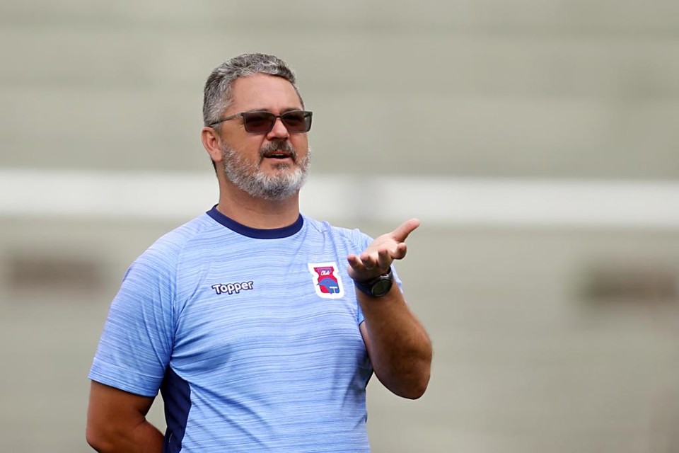 Técnico Rogério Micale, do Paraná, busca a primeira vitória no Brasileirão | albari rosa/gazeta do povo